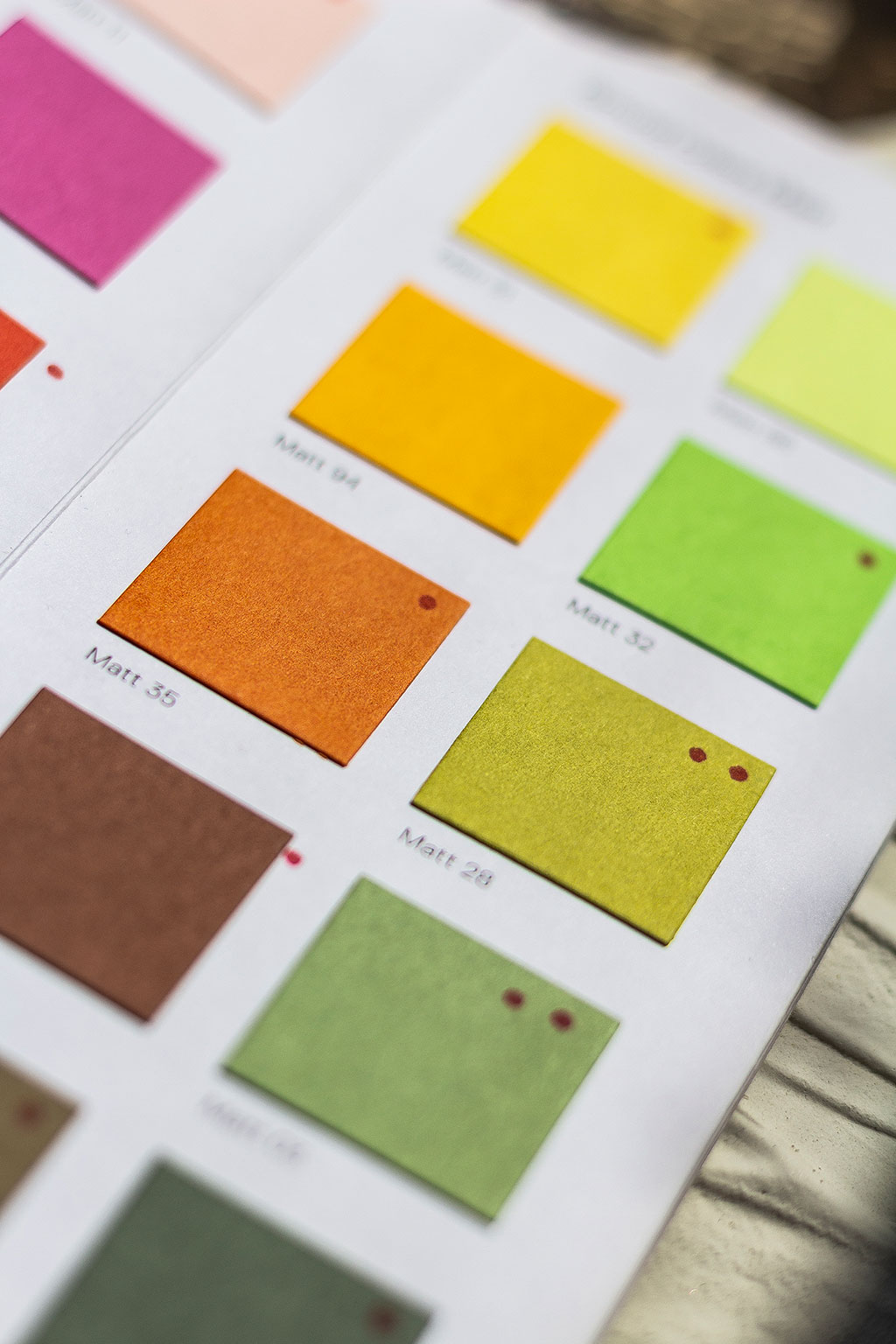 Anyagában színezett, enyhén sprőd felületű prémium kartoncsalád, rengeteg választható színben: Gmund Colors Matt