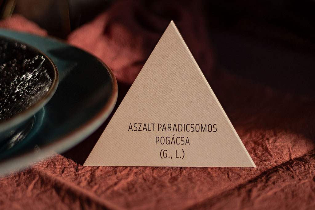 Kétoldalas esküvői büfékártya háromszög formában elkészítve több különböző méretben, akár ültetőkártyának is, látványos tipográfiával