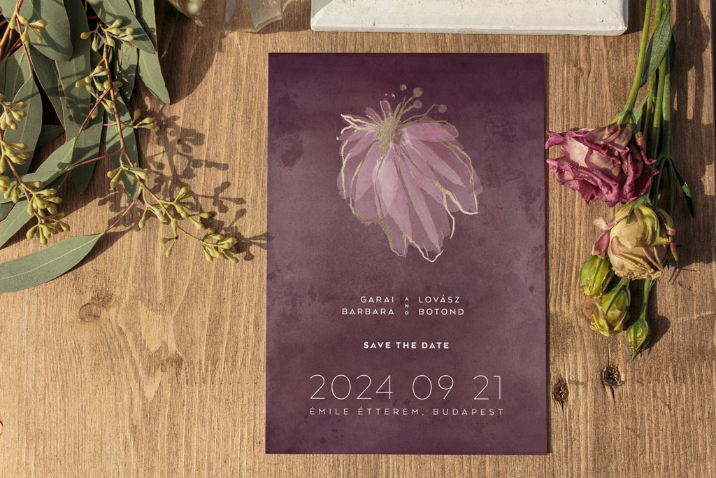 Fehér virágos save-the-date a 2024-es szezon első akciójában: digitális formában és nyomtatva is rendelhetők, akár egyedi igényekkel is