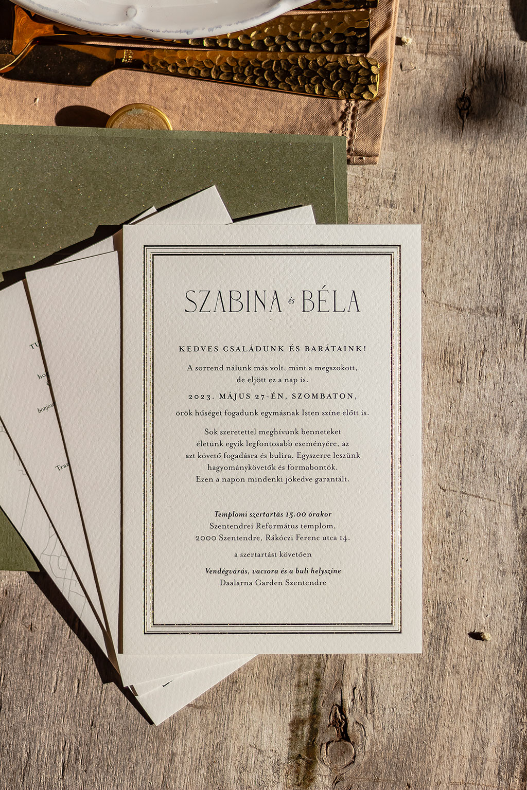 egyedi megrendelésre készített esküvői meghívó szett: arany keretes meghívó, további infó lapok és térképkártya, bélelt borítékkal