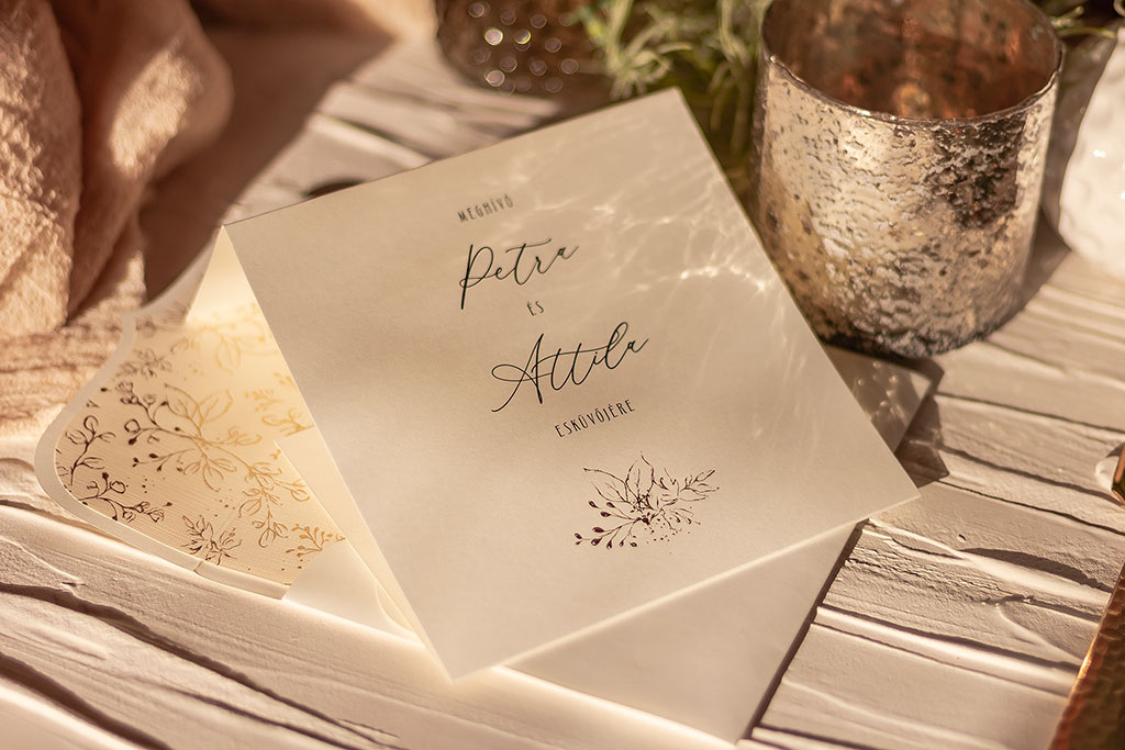 Golden Blossoms aranyozott béléses esküvői meghívó krém színű papírokból, aranyozott greenery motívummal