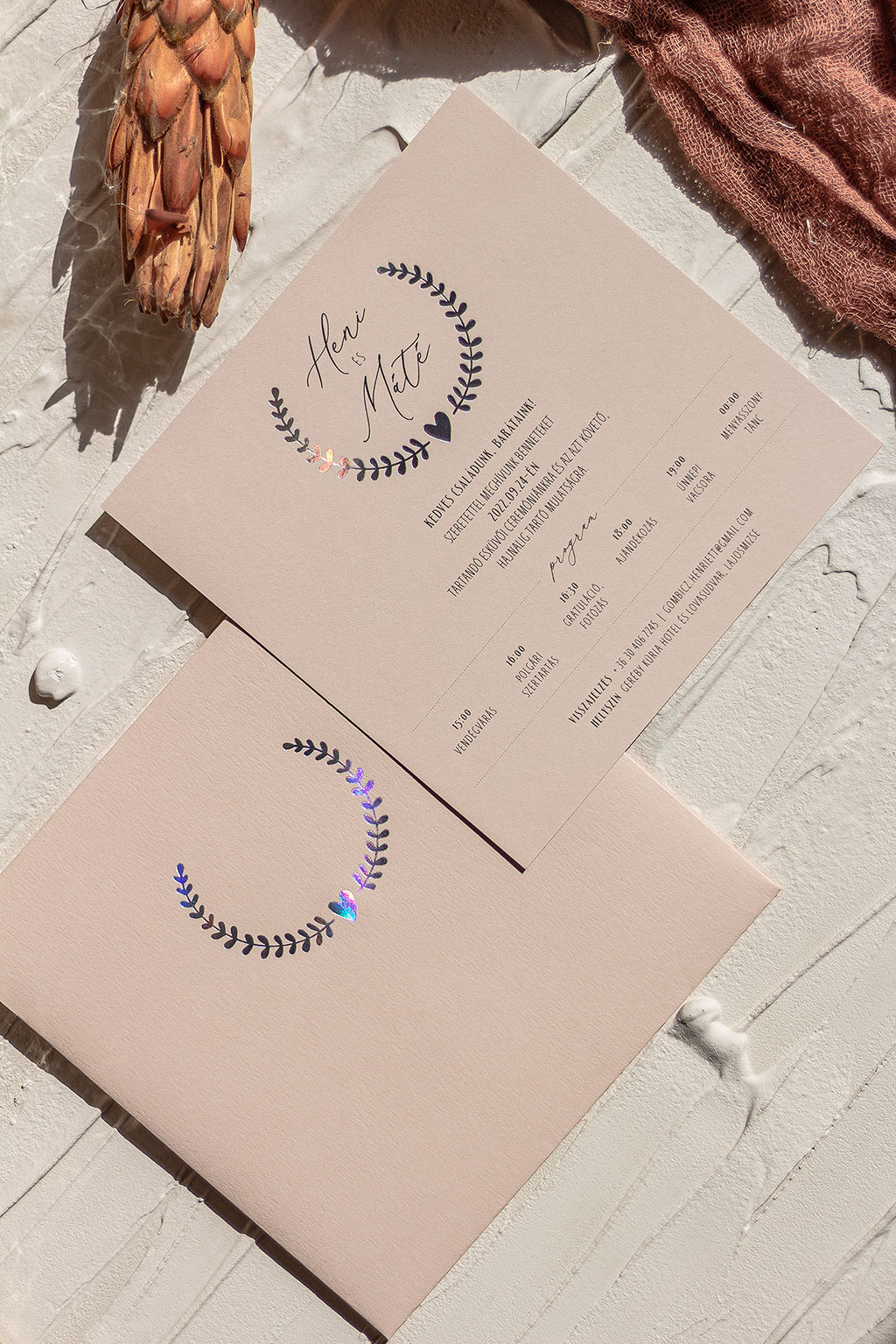szivárvány fólianyomással díszített esküvői meghívó és boríték, halvány púder színű papírból, babérkoszorús grafikával