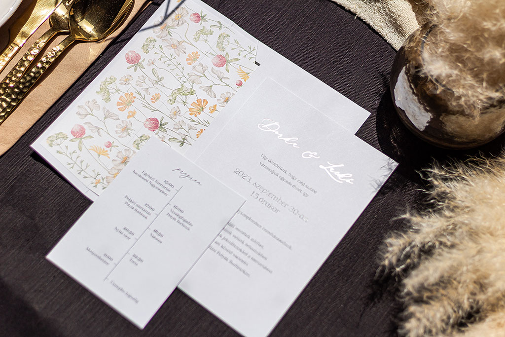 egyedi megrendelésre készített esküvői meghívó név aranyozással, infó kártyával és színes, virággrafikás bélelt borítékkal