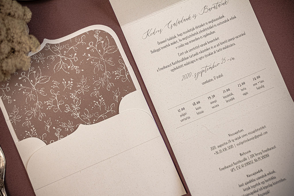 Kétszer hajtott esküvői meghívó öko-papíron, fehér fólianyomással díszített, halvány mályva színű béléses borítékkal