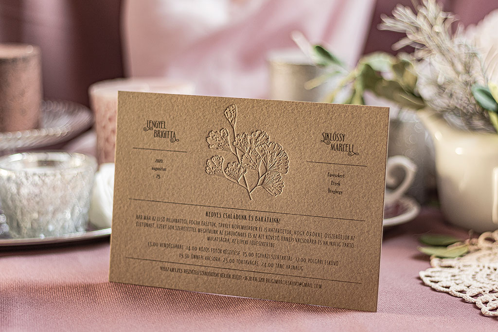 Két rétegben kasírozott, natúr barna kartonra nyomtatott esküvői meghívó, leveles vaknyomással díszítve