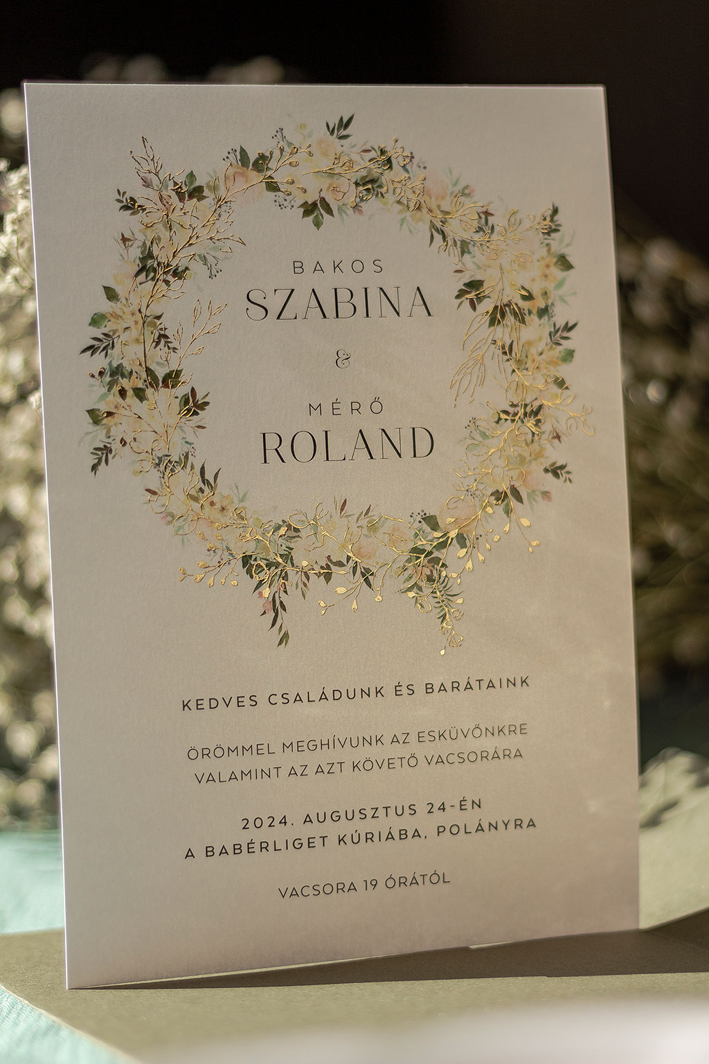 2024-es új esküvői meghívók – festett virágos és greenery grafikákkal, minimál tipós megoldásokkal és fóliaprégeléssel díszítve