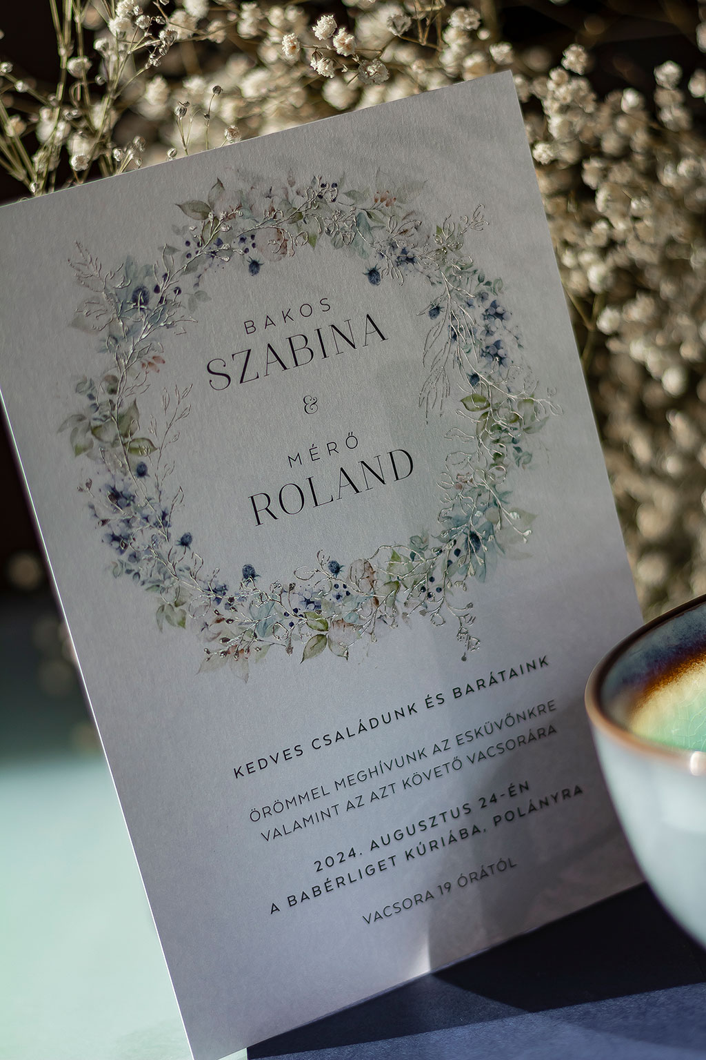2024-es új esküvői meghívók – festett virágos és greenery grafikákkal, minimál tipós megoldásokkal és fóliaprégeléssel díszítve