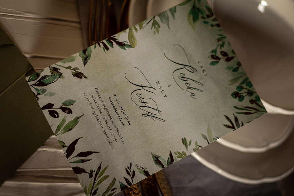 textúrált arany fólianyomással díszített zöld leveles esküvői meghívó, fehér és krém színű aranyosan csillogó, gyöngyházfényű papíron