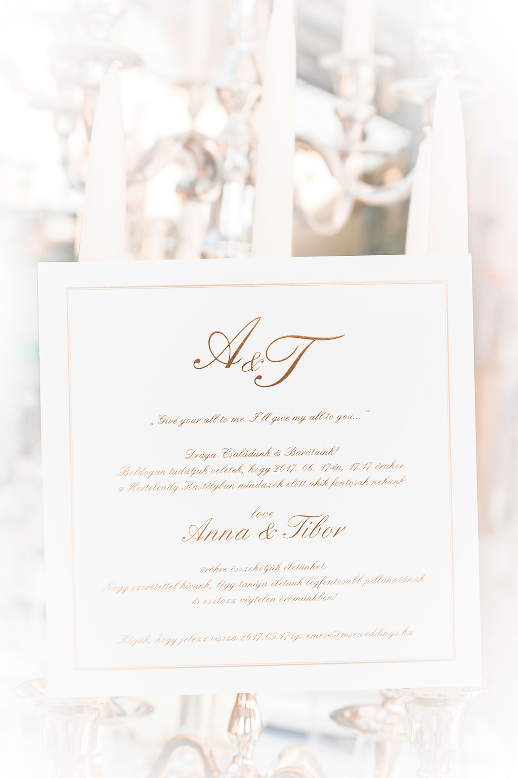 egyedi rendelésre készített, prémium minőségű esküvői meghívó aranyosan csillogó fehér papíron, arany fólianyomással