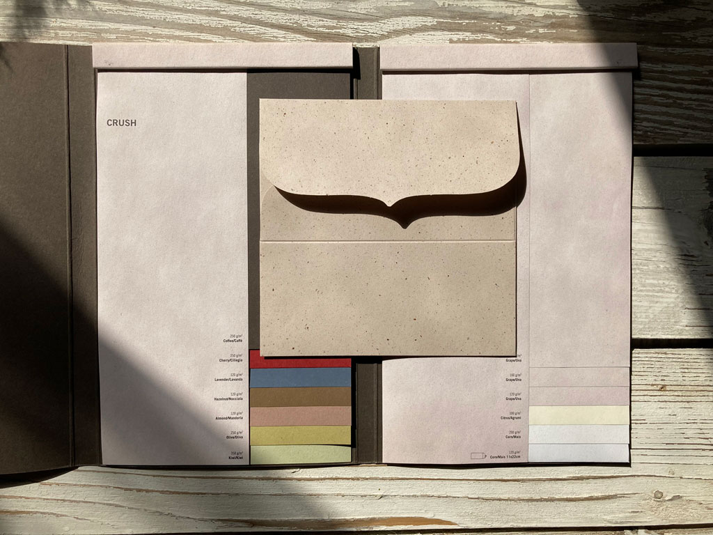 Crush papírcsalád választható színei, a legújabb kakaó színű papírból készített borítékkal kiegészítve