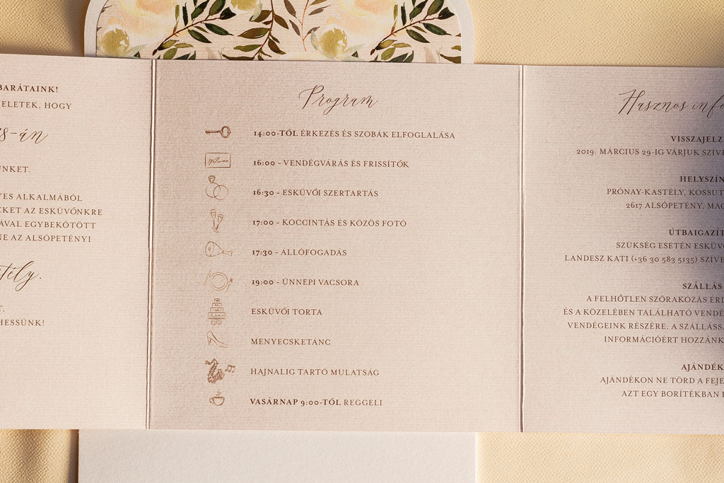 megrendelésre készített bélelt borítékos esküvői meghívó egyedi piktogramos programsorral