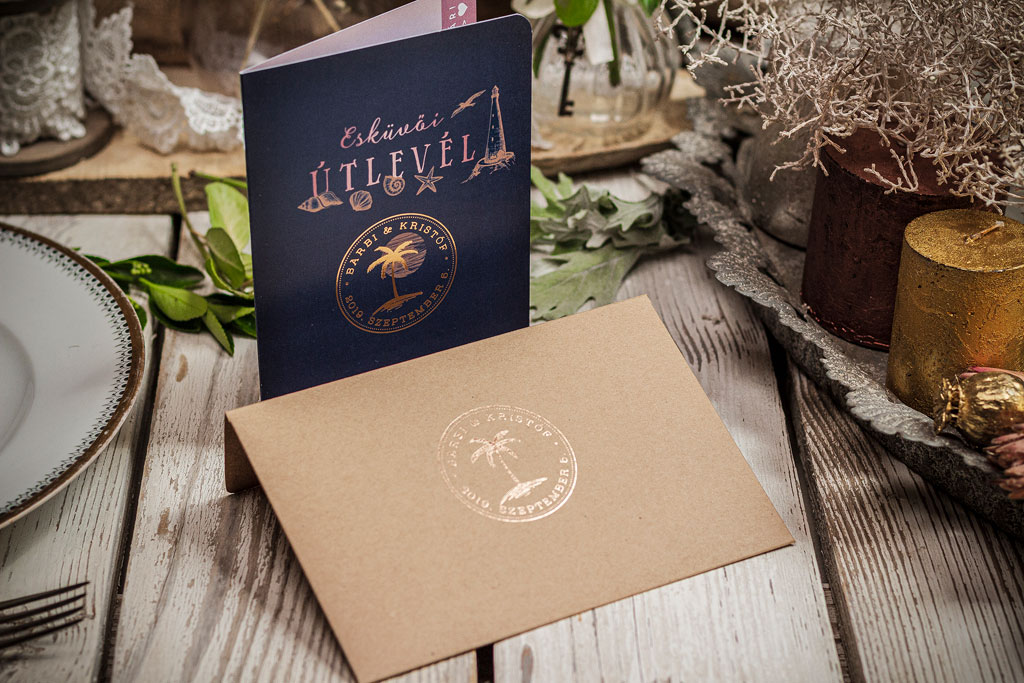 egyedi rosegold prégeléssel díszített útleveles esküvői meghívó és natúr barna kraft papírból készített boríték