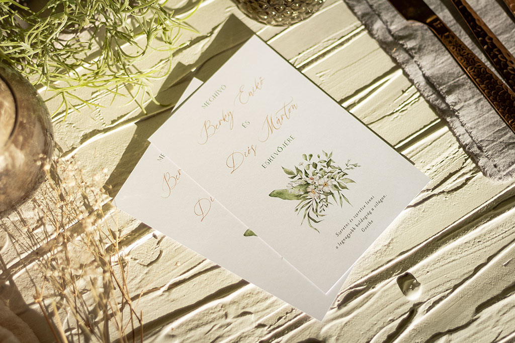 tavaszi virágos esküvői meghívó hatféle választható formátumban, 2, 3 és 4 oldalas változatokban, fehér, krém vagy kraft papírra nyomtatva, kedvező áron