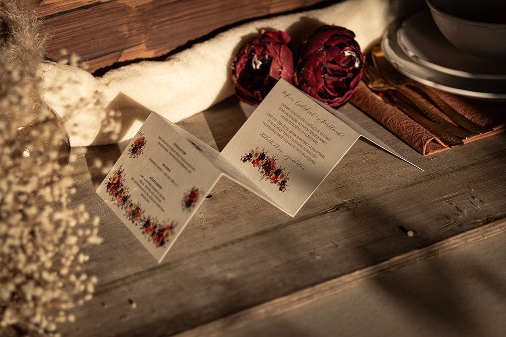 őszi-tökös esküvői meghívó hatféle választható formátumban, 2, 3 és 4 oldalas változatokban, fehér, krém vagy kraft papírra nyomtatva, kedvező áron