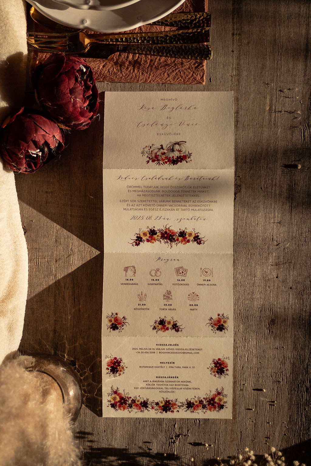 őszi-tökös grafikával díszített esküvői meghívó halvány krém színű papíron, , kétszer hajtott, három oldalas és háromszor hajtott, négy oldalas változatokban