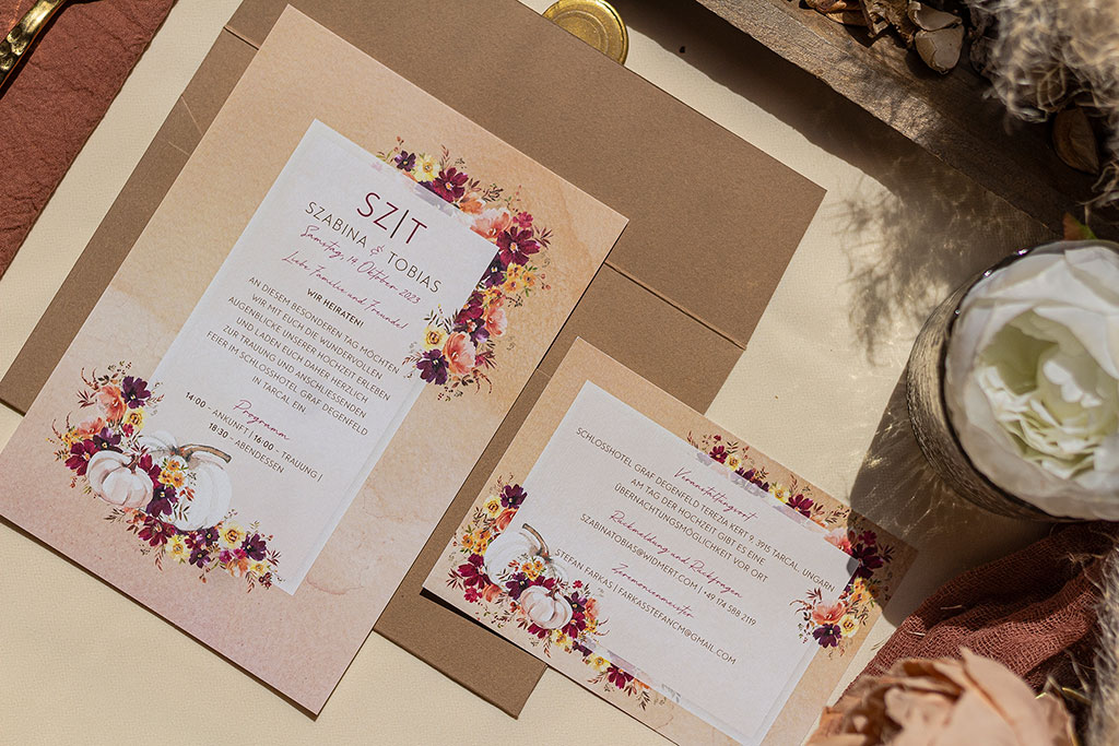 őszi-tökös grafikával készített egyedi esküvői meghívó, textúrált felületű papíron, infókártyával és prémium, viaszpecsétes borítékkal