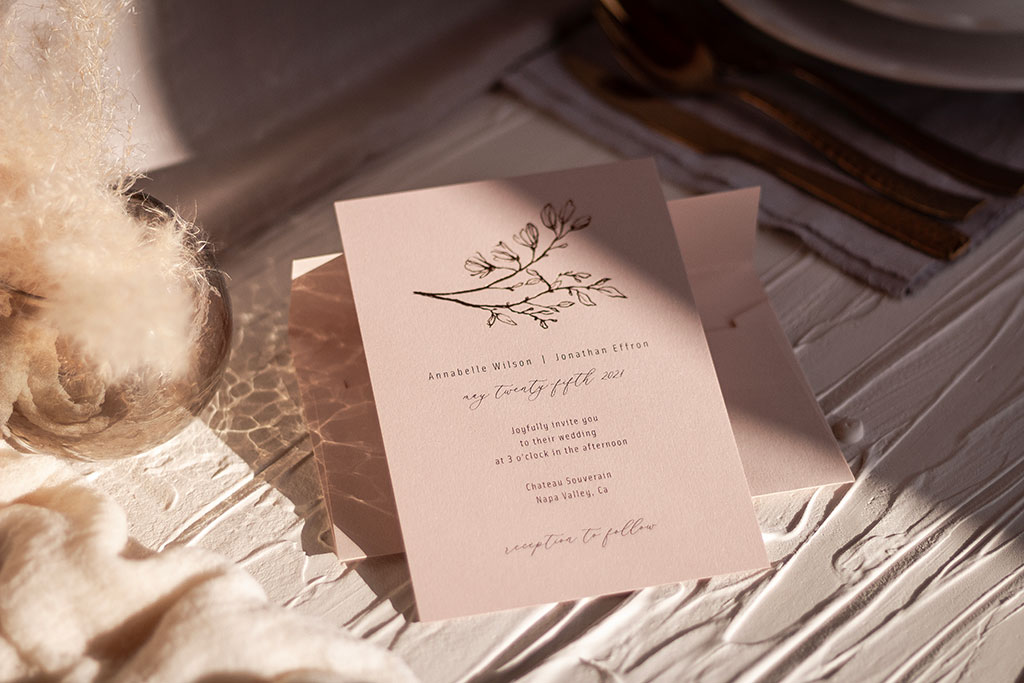 Rosegold virágos esküvői meghívó választható árnyalatú pasztell rózsaszín papíron, fekete szöveg nyomtatással és fényesen csillogó rosegold fóliaprégeléssel