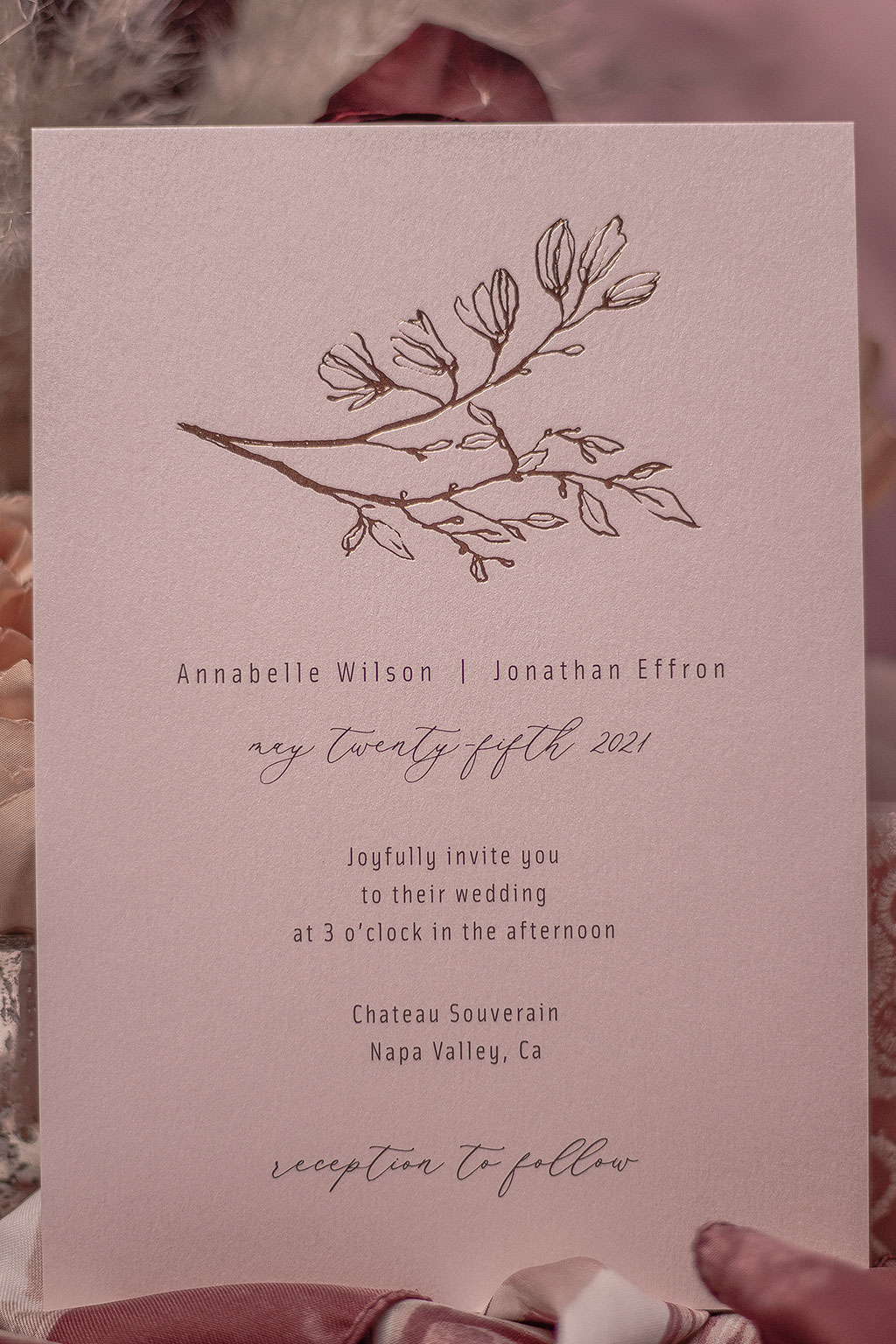 rosegold virágos esküvői meghívó választható árnyalatú pasztell rózsaszín papíron, fekete szöveg nyomtatással és fényesen csillogó rosegold fóliaprégeléssel