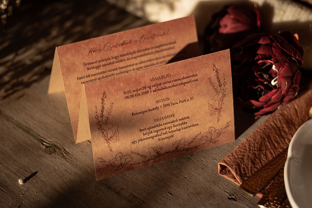 natúr barna kraft papírra nyomtatott esküvői meghívó rusztikus hangulatú virágos grafikával, kétszer hajtott, három oldalas és háromszor hajtott, négy oldalas változatokban