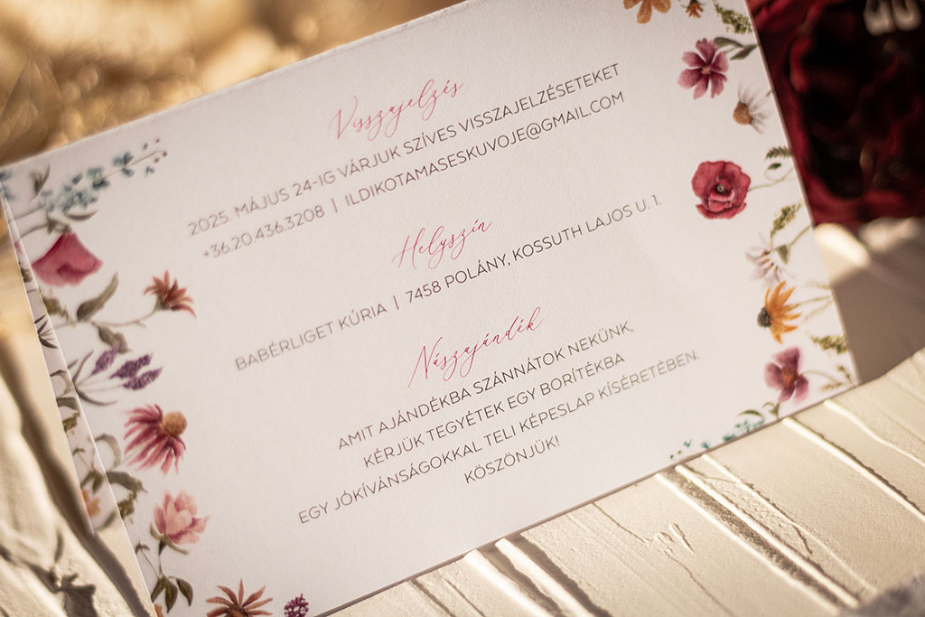 vadvirágos esküvői meghívó hatféle választható formátumban, 2, 3 és 4 oldalas változatokban, fehér, krém vagy kraft papírra nyomtatva, kedvező áron