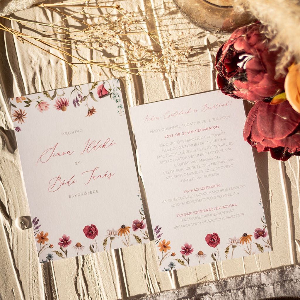vadvirágos esküvői meghívó hatféle választható formátumban, 2, 3 és 4 oldalas változatokban, fehér, krém vagy kraft papírra nyomtatva, kedvező áron