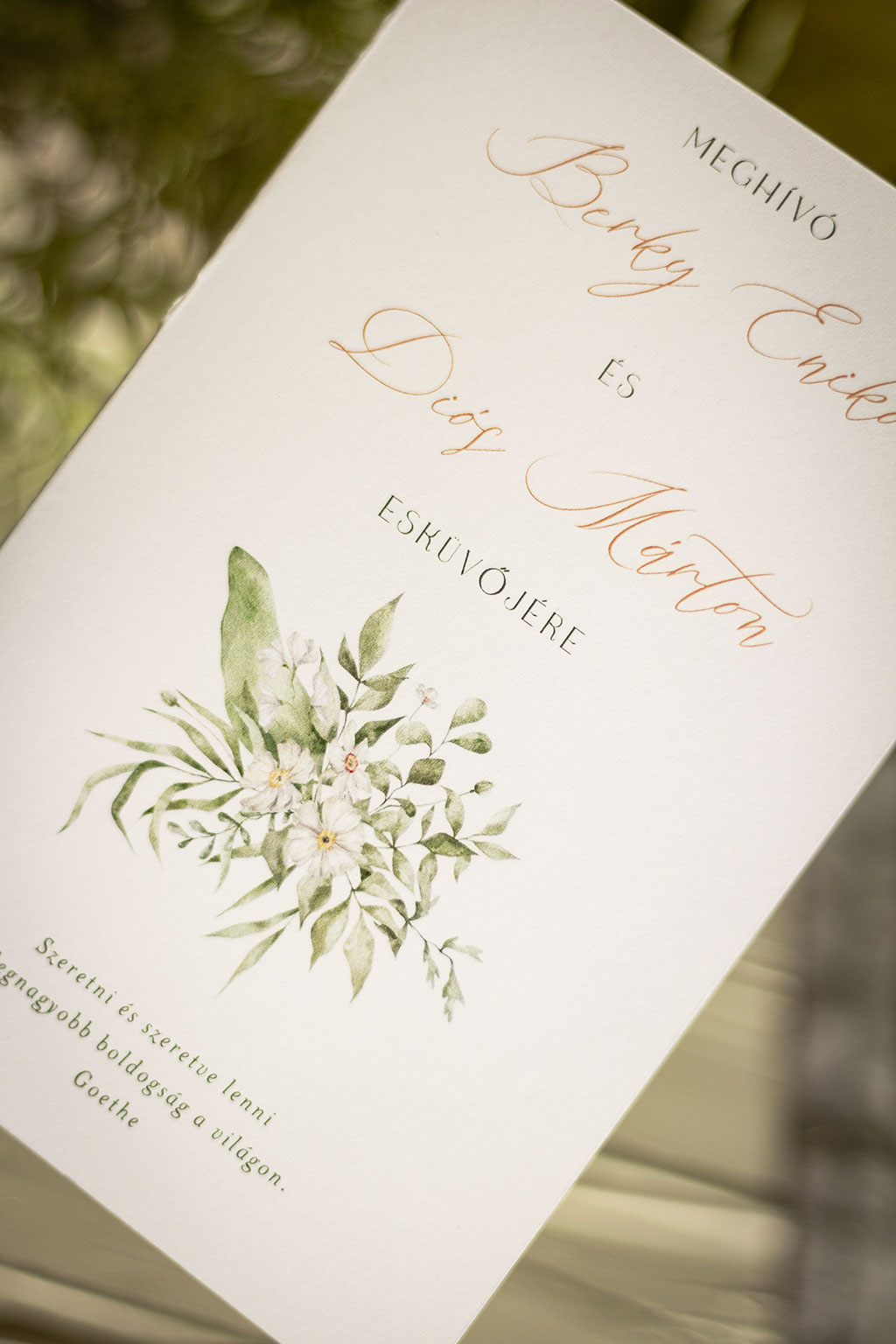 fehér virágos esküvői meghívó, középen hajtott négy oldalas kivitelezésben