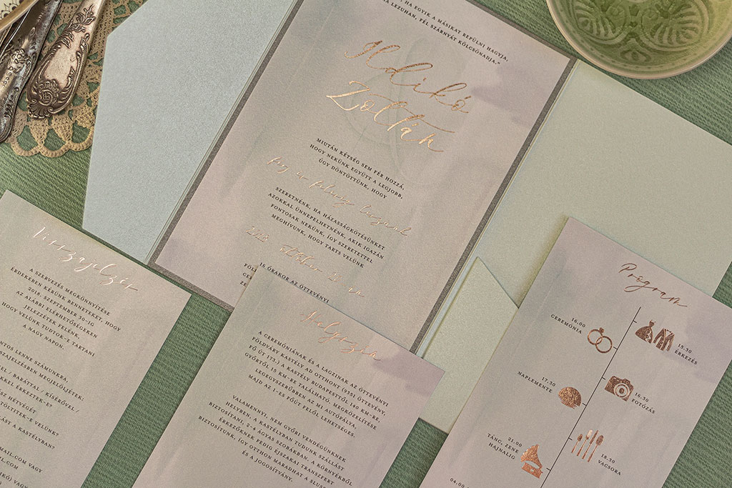 egyedi megrendelésre készített zsebes-tasakos esküvői meghívó rosegold fólianyomással díszítve