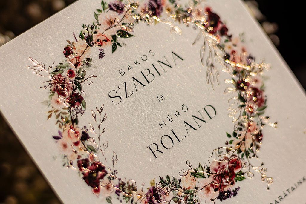 rosegold fólianyomással díszített, őszi virágos esküvői meghívó aranyosan csillogó felületű ekrü színű papíron