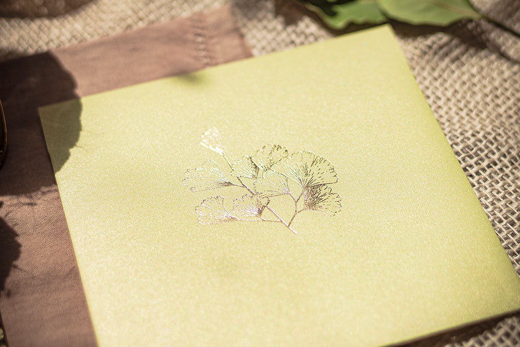 aranyozott-greenery grafikás limezöld boríték csillogó felületű prémium papírból fóliaprégeléssel, elegáns ívelt formájú négyzetes formában, kedvező áron