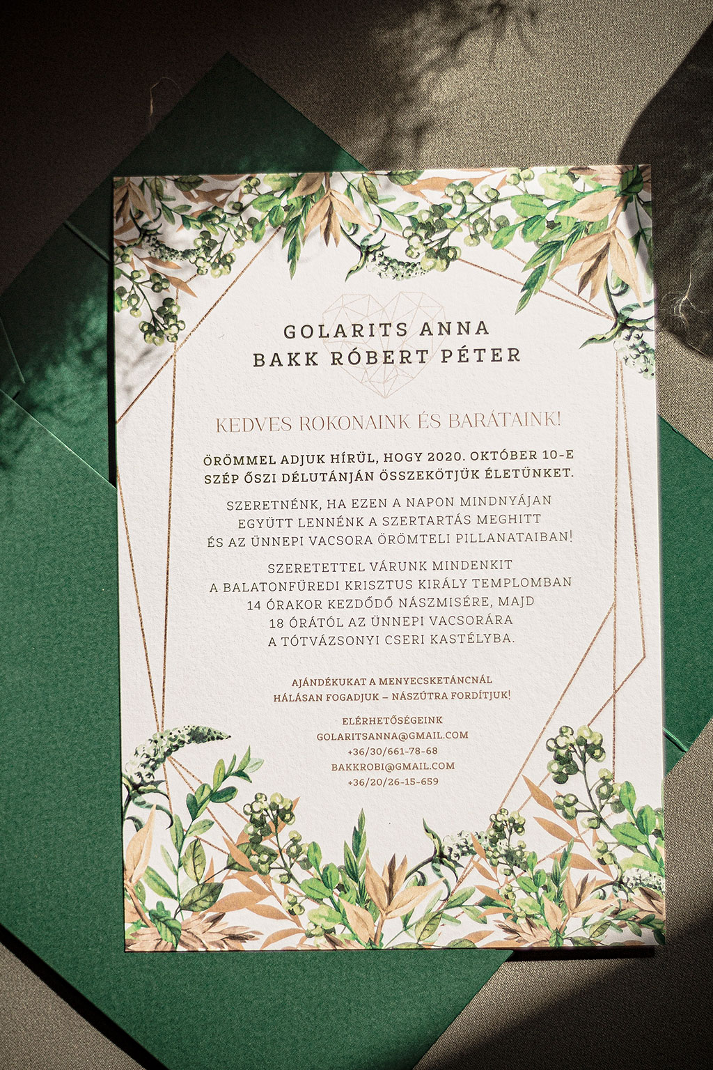 egyedi rendelésre készített esküvői meghívó arany leveles greenery és geometrikus díszítő motívumokkal