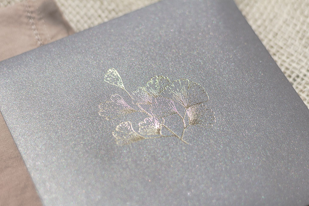 ezüst-greenery grafikás szürke boríték csillogó felületű prémium papírból fóliaprégeléssel, elegáns ívelt formájú négyzetes formában, kedvező áron