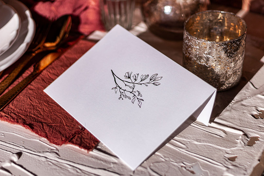 fehér boríték rosegold virágos díszítéssel sprőd felületű prémium papírból, kedvező áron gyors átfutással raktárról, egyedi paraméterekkel is rendelhető
