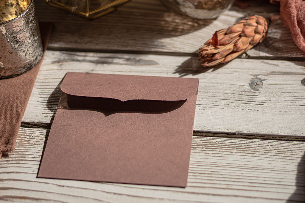 mályva boríték leveles vaknyomással egyedi formaterv alapján, elegáns négyzetes formában, mályva színű újrahasznosított papírból, rendkívül kedvező áron