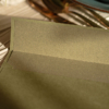 Zöld boríték charteuse béléssel 150 gr prémium Wild + 120 gr aranyosan csillogó papír, kedvező áron raktárról, 190x135 mm, további választható bélésekkel