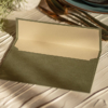 Zöld boríték glam-champagne béléssel 150 gr prémium Wild + 120 gr textúrált pezsgő papír, kedvező áron raktárról, 190x135 mm, további választható bélésekkel