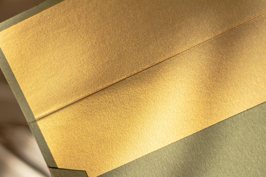 Zöld boríték glam-gold béléssel 150 gr prémium Wild + 120 gr textúrált arany papír, kedvező áron raktárról, 190x135 mm, további választható bélésekkel