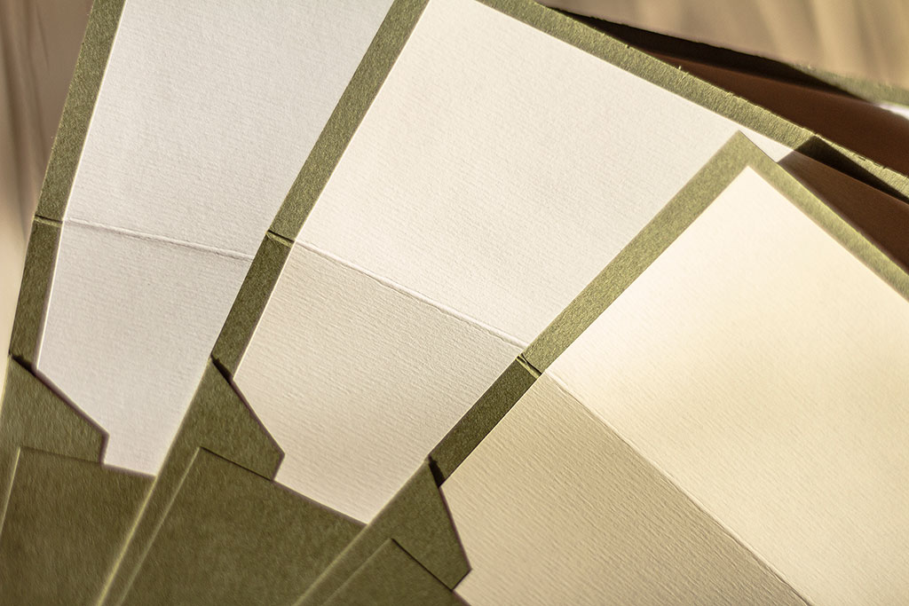 Zöld boríték textúrált béléssel 150 gr prémium Wild + 120 gr textúrált kreatív papír, kedvező áron raktárról, 190x135 mm, további választható bélésekkel