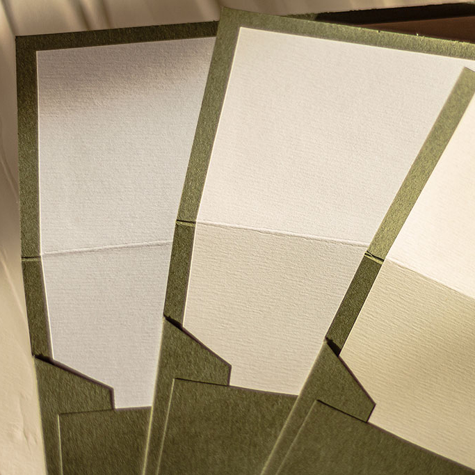 Zöld boríték textúrált béléssel 150 gr prémium Wild + 120 gr textúrált kreatív papír, kedvező áron raktárról, 190x135 mm, további választható bélésekkel