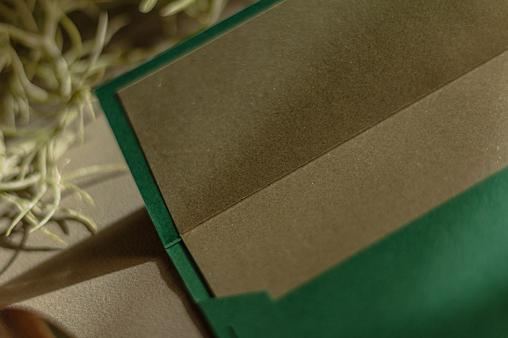 Fenyőzöld boríték charteuse béléssel 220 gr kalapácsolt Prisma + 120 gr gyöngyházfényű papír, kedvező áron raktárról, 190x135 mm, választható bélésekkel