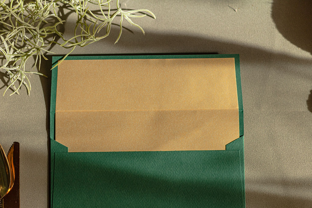 Fenyőzöld boríték glam-gold béléssel 220 gr kalapácsolt Prisma + 120 gr textúrált arany papír, kedvező áron raktárról, 190x135 mm, választható bélésekkel
