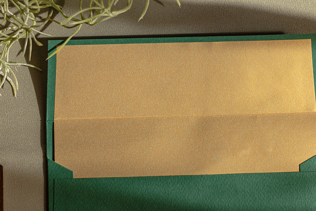Fenyőzöld boríték glam-gold béléssel 220 gr kalapácsolt Prisma + 120 gr textúrált arany papír, kedvező áron raktárról, 190x135 mm, választható bélésekkel