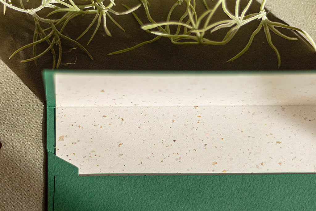 Fenyőzöld boríték kávépapír béléssel 220 gr kalapácsolt Prisma + 120 gr újrahasznosított papír, kedvező áron raktárról, 190x135 mm, választható bélésekkel
