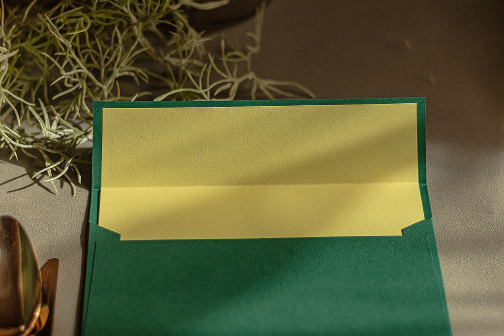 Fenyőzöld boríték lime béléssel 220 gr kalapácsolt Prisma + 120 gr gyöngyházfényű papír, kedvező áron raktárról, 190x135 mm, további választható bélésekkel
