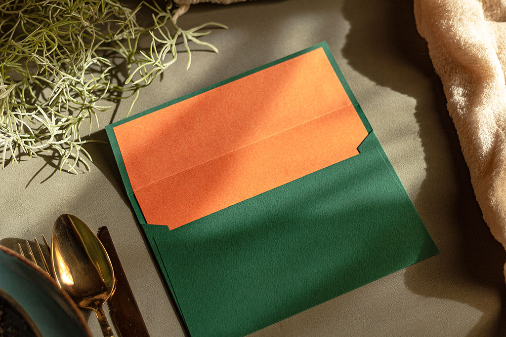 Fenyőzöld boríték mandarin béléssel 220 gr kalapácsolt Prisma + 120 gr gyöngyházfényű papír, kedvező áron raktárról, 190x135 mm, választható bélésekkel
