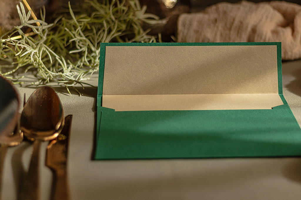 Fenyőzöld boríték pezsgő béléssel 220 gr kalapácsolt Prisma + 120 gr gyöngyházfényű papír, kedvező áron raktárról, 190x135 mm, választható bélésekkel