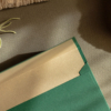 Fenyőzöld boríték pezsgő béléssel 220 gr kalapácsolt Prisma + 120 gr gyöngyházfényű papír, kedvező áron raktárról, 190x135 mm, választható bélésekkel