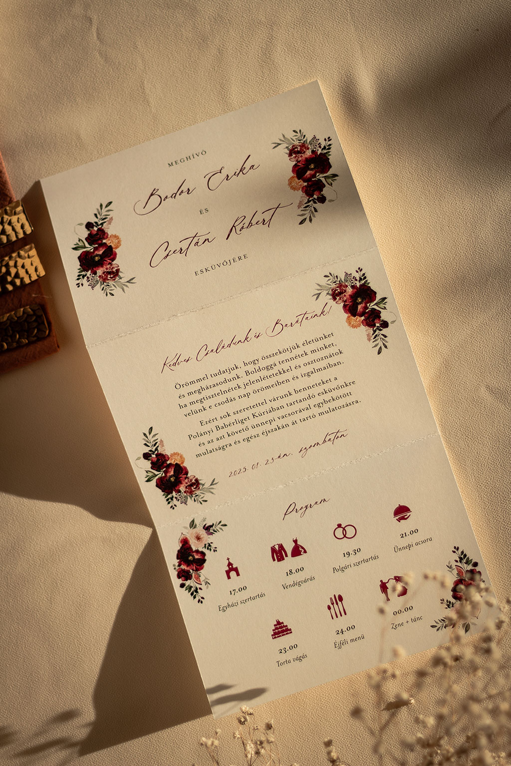 Virágos esküvői meghívók szabvány képeslap méretben, hat választható formátumban, a tartalomtól függő oldalszámmal, ötféle grafikával