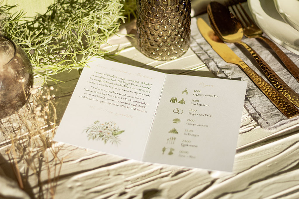 Virágos esküvői meghívók szabvány képeslap méretben, hat választható formátumban, a tartalomtól függő oldalszámmal, ötféle grafikával