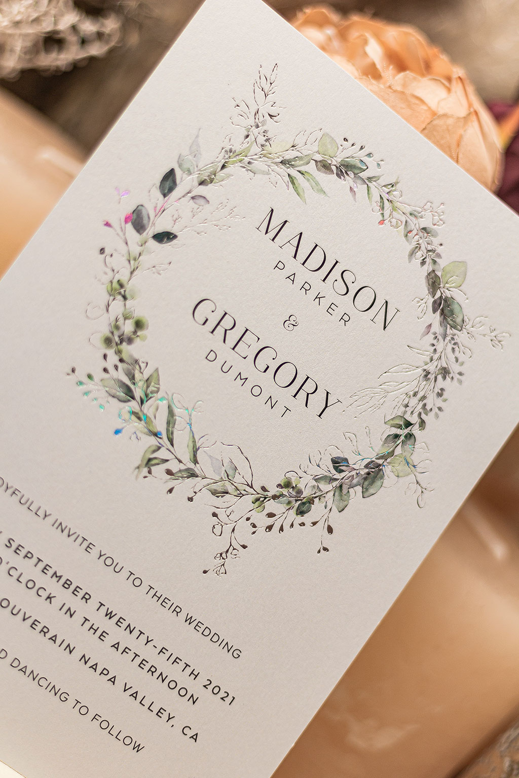 Szivárvány fólianyomásos díszítéssel készített greenery grafikás esküvői meghívó